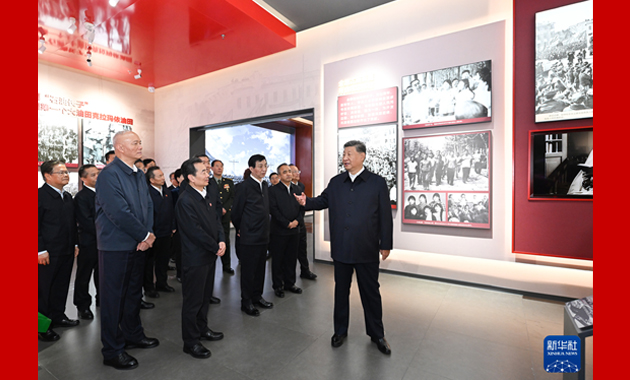 习近平参观新疆维吾尔自治区成立70周年主题成就展
